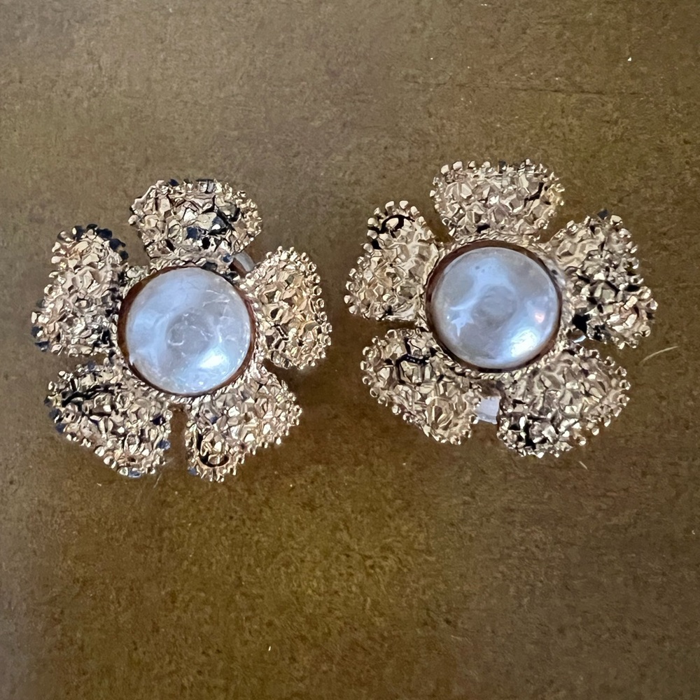 TRADED DO NOT BUY 
pearl earrings- Authentic!